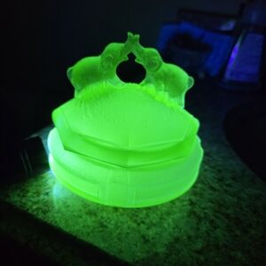 LE SMITH URANIUM GLASS KISSING ELEPHANTS POWDER BOX